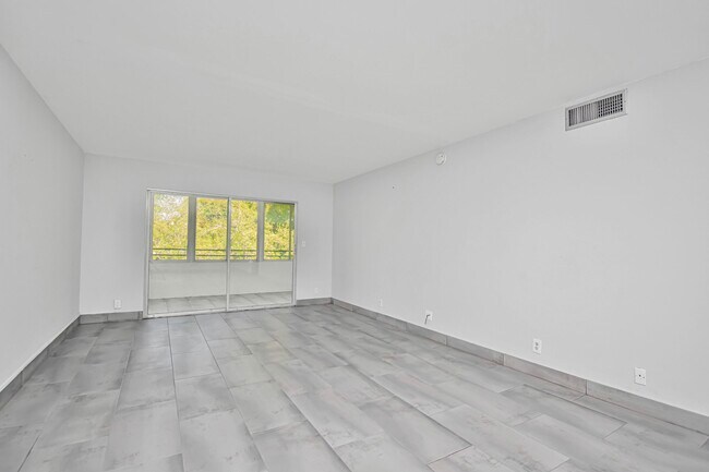 Building Photo - 2201 Lucaya Bend