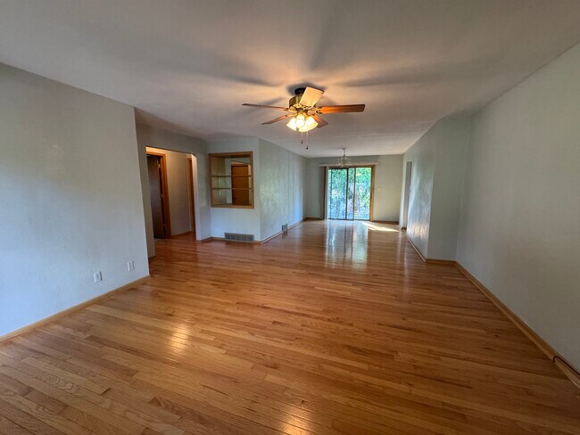 Foto del edificio - 510-512 Elm Street Duplex