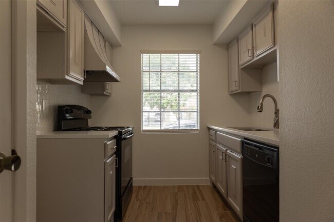 Building Photo - 8102 Amelia Rd