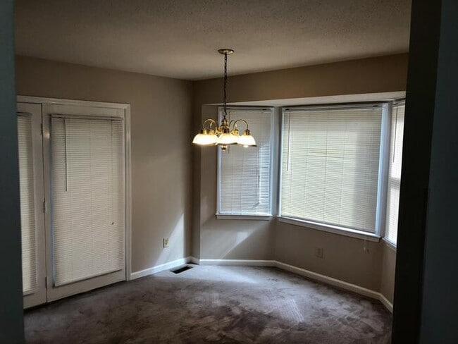 Building Photo - 296 Park Ln