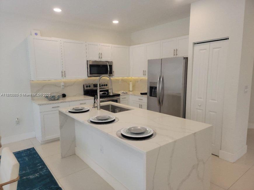 Foto principal - 4 bedroom in Miami Gardens FL 33179