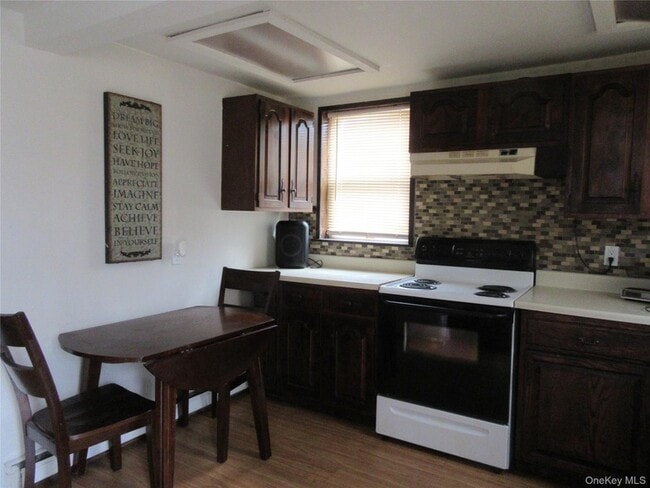 Foto del edificio - 24 Cromwell Hill Rd