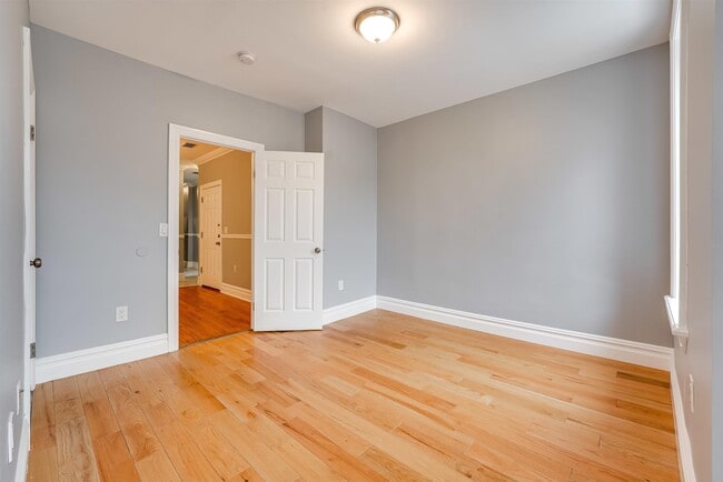Building Photo - 532 38th St
