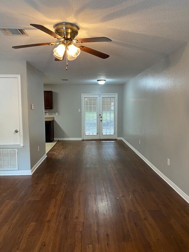 Building Photo - Spacious 3-Bedroom Near Live Oak