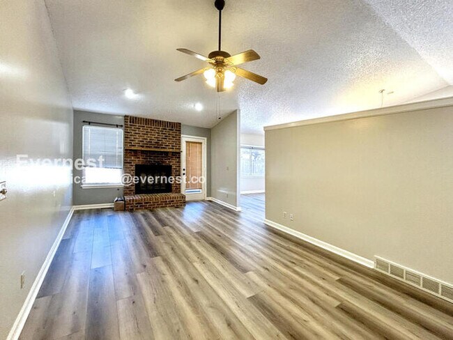 Foto del edificio - 3 Bed, 2.5 Bath Home with Fenced Yard & Garage / Available Soon!