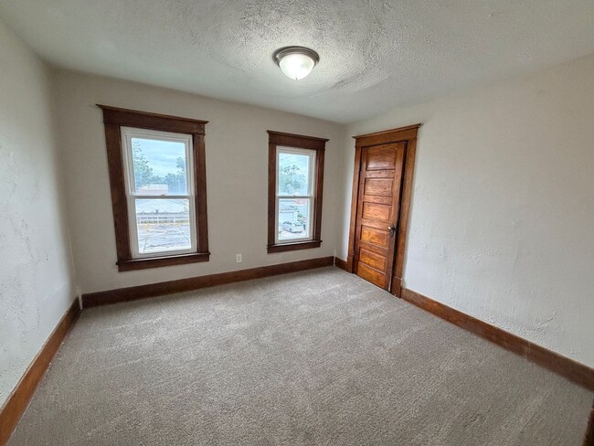 Building Photo - 3902 4th Ave