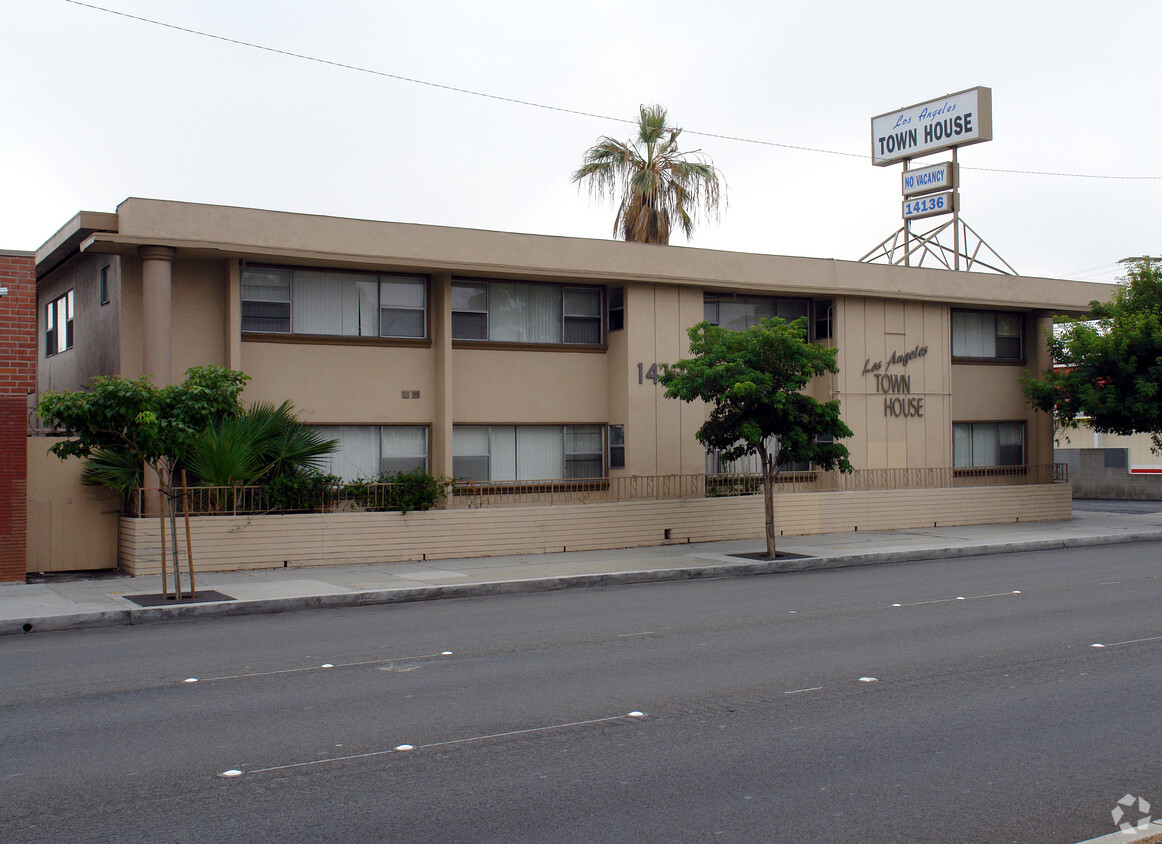 Building Photo - Los Angeles Town House