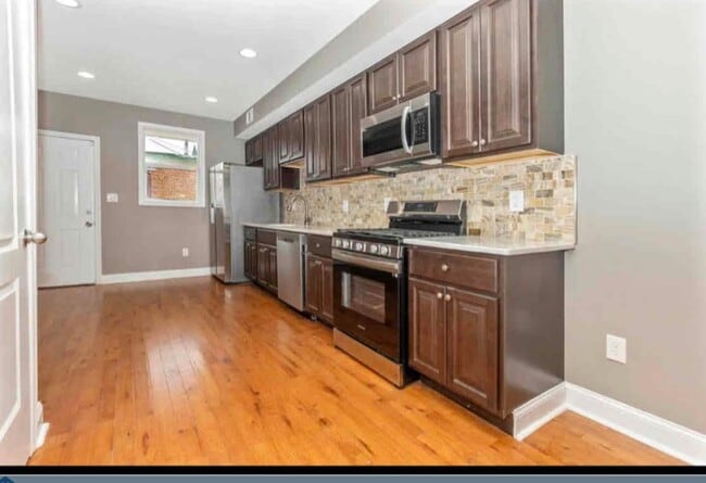 Foto del edificio - 1112 Rutland Ave