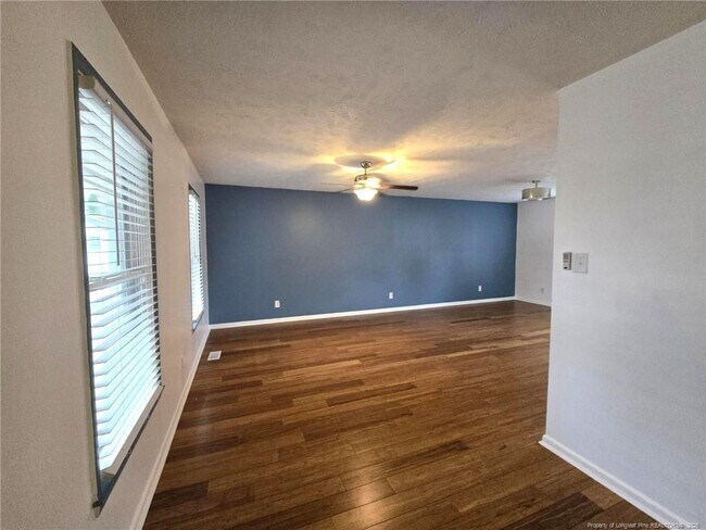 Foto del edificio - 5600 Woodlake Ct