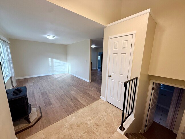 Foto del edificio - Great 3 bedroom 2 bath Home with Attached ...