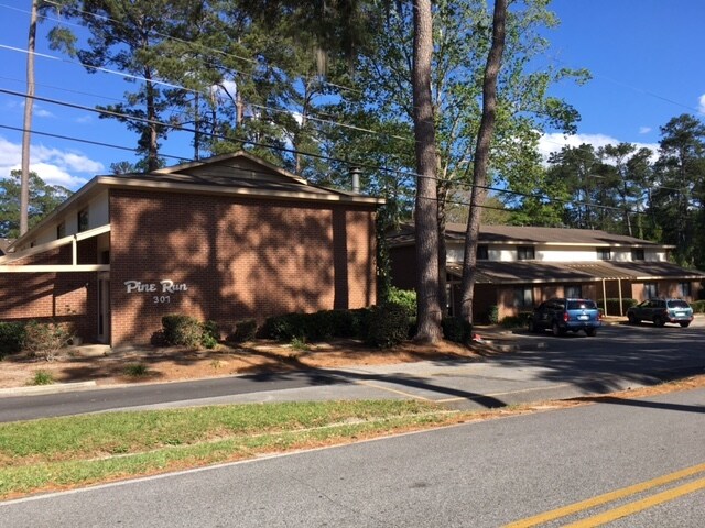 Building Photo - Pine Run