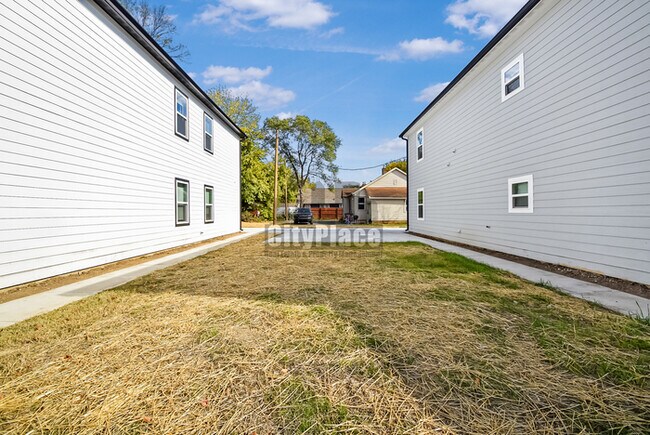 Photo - 2809 E Riverside Dr House