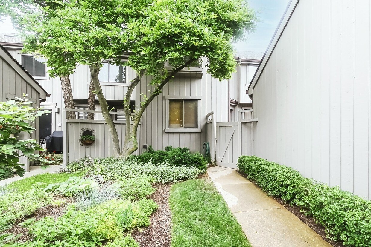 507 Shoreline Rd, Lake Barrington, IL 60010 Townhome Rentals in Lake