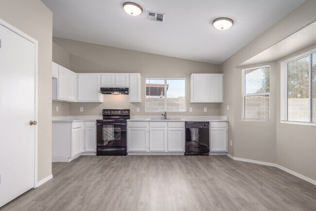 Building Photo - $500 Move-In Credit (ends 9/30) | Newly Remodeled 3BR w/ Pool