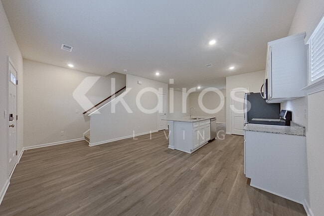 Building Photo - 2201 Banyon Cir