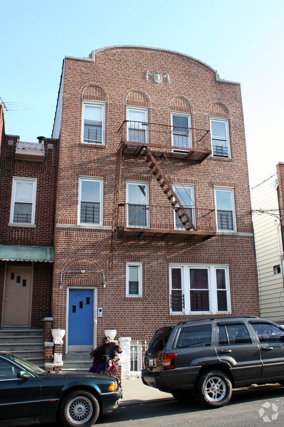 Building Photo - 683 E 231st St