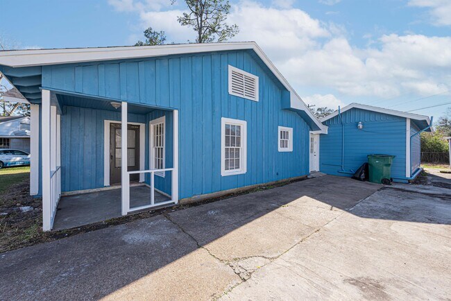 Building Photo - 4 Lutcher Circle B