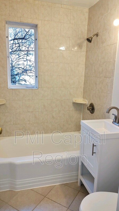 Foto del edificio - 10411 Montrose Ave
