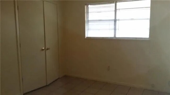 Building Photo - 3 Bedroom 1 bath Duplex!