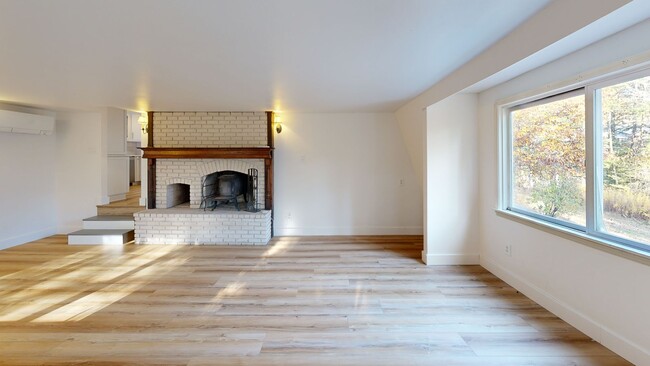 Foto del edificio - Renovated 3-Bedroom w/ Scenic Brook Views