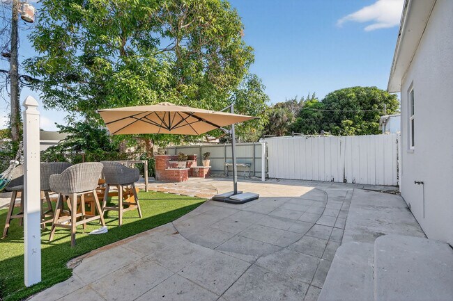 Foto del edificio - 823 Avenida Hermosa