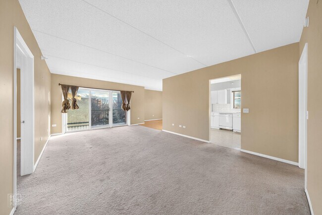 Building Photo - 650 N River Rd