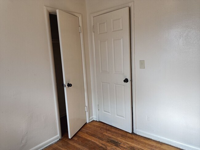 Foto del edificio - 2125-27 W Silver Spring Dr