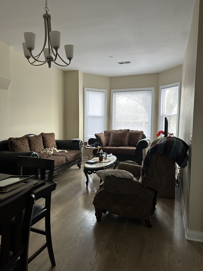 Living room - 3950 S Western Ave