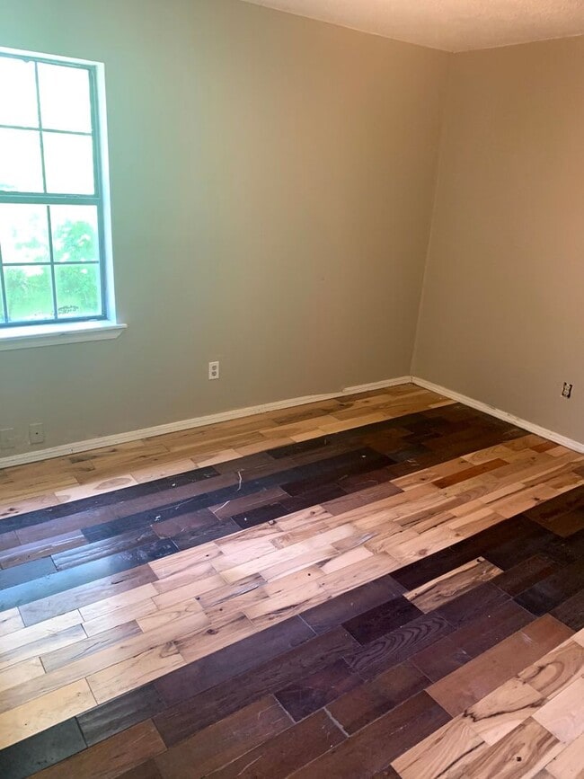 Building Photo - 2402 Taft St