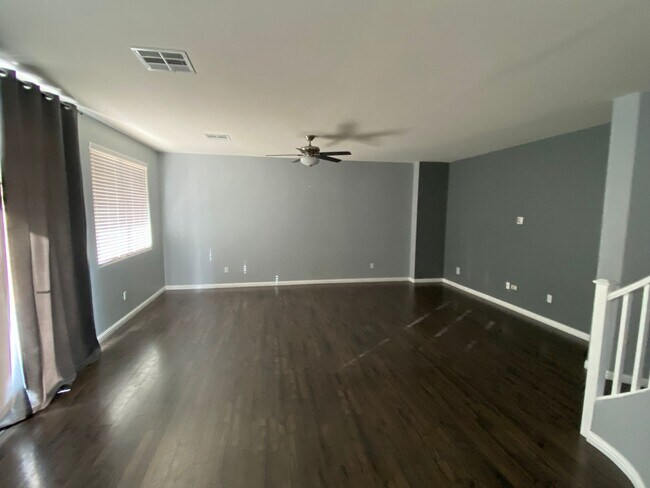 Building Photo - Gorgeous 4Bed/2.5Bath, 2-Story Home nestled in a great area!