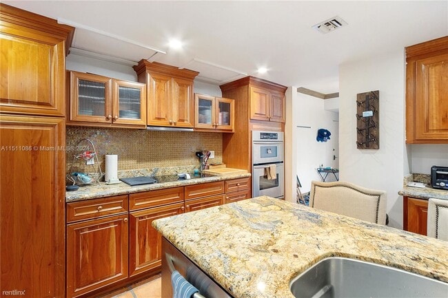 Building Photo - 3 br, 3 bath House - 880 NE 69th St Apt 1B
