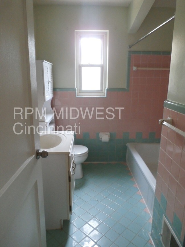 Building Photo - 5239 Willowood Ave