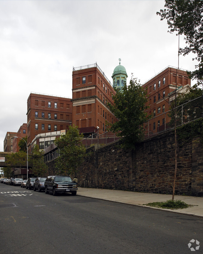 Primary Photo - Findlay Teller Apartments