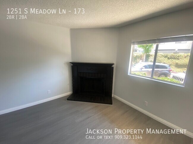 Foto del edificio - Freshly turned 2 Bedroom Condo