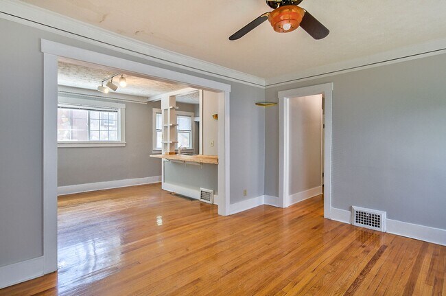 Foto del edificio - Four Bed Two Bath on the fringe of Dundee, Happy Hallow, and Country Club.  Available May 17, 202...