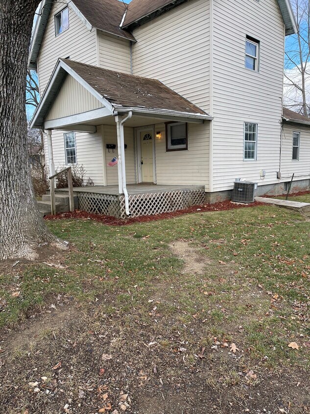 1000 1/2 W Wabash Ave, Crawfordsville, IN 47933 House Rental in