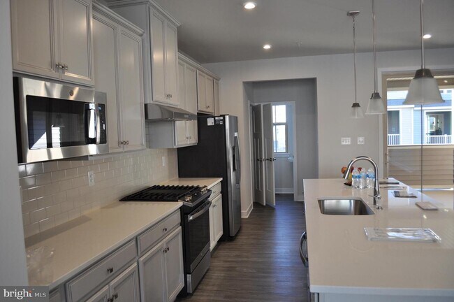 Building Photo - 8611 Shady Pines Dr