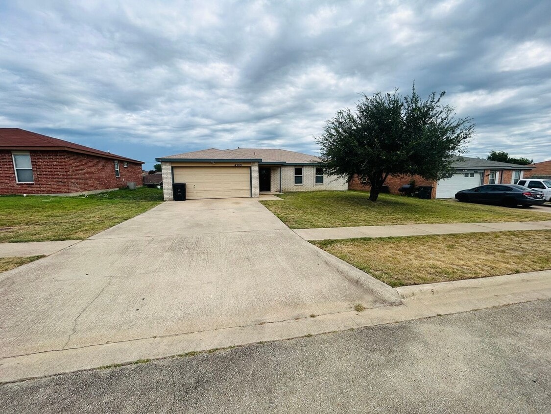 Foto principal - 4 Bedroom Home for Rent