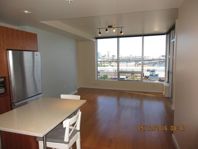 Building Photo - 3570 S River Pkwy