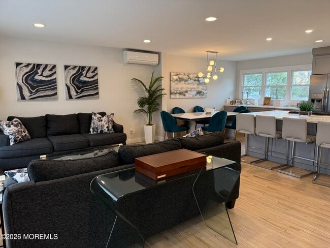 Building Photo - 5 Ash St