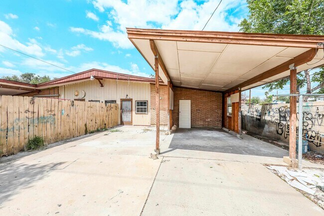 Foto del edificio - 2718 E Price St