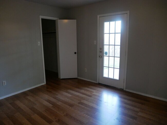 Dormitorio #2 - 5905 James River Dr