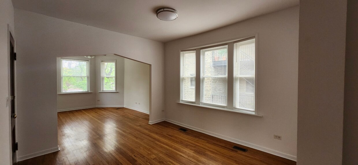 Building Photo - 1672 W Bryn Mawr Ave