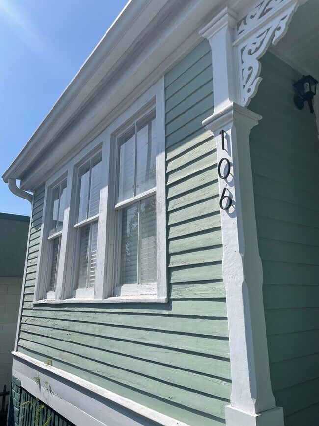Building Photo - 32 E 106