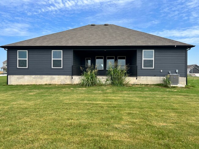 Building Photo - 5 Bedroom Single Family Home in Lockhart