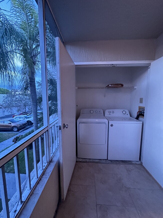 Foto del edificio - 2811 N Oakland Forest Dr