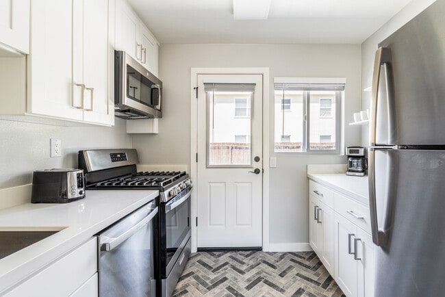 Building Photo - 1058 Noel Dr