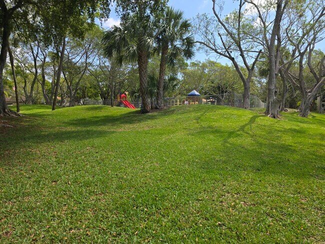 Foto del edificio - 2326 S Cypress Bend Dr