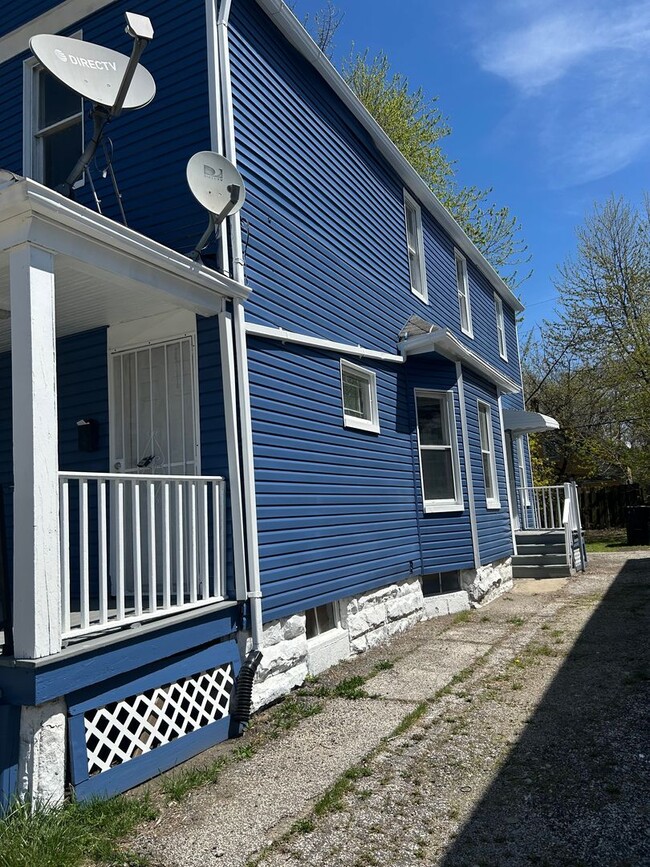 Building Photo - Great 2 Story 3 bedroom home
