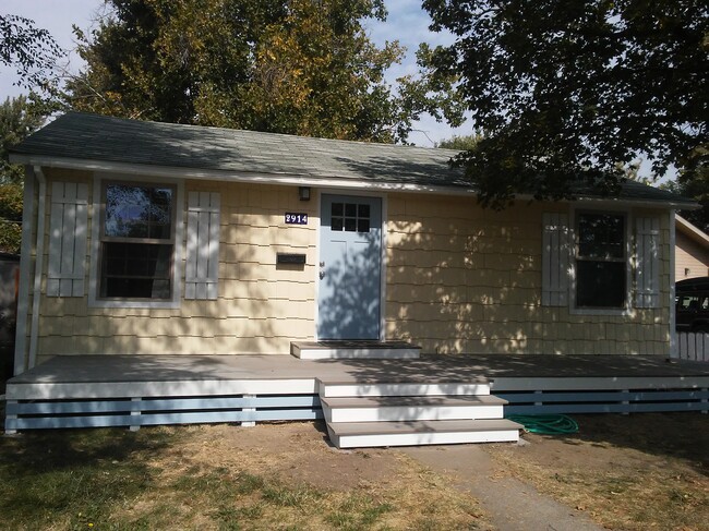 Renovated bungalow - 2914 Woodlawn Avenue